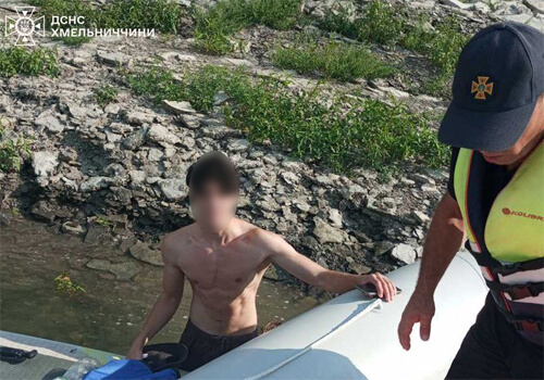 На Хмельниччині молодика сильним поривом вітру віднесло далеко за течією