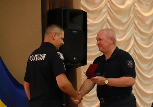На Хмельниччині нагородили поліцейських, які врятували чоловіка із палаючого авта