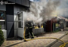 У Хмельницькому горів магазин: небайдужий чоловік намагався самотужки ліквідувати займання вогнегасником