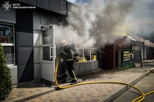 У Хмельницькому горів магазин: небайдужий чоловік намагався самотужки ліквідувати займання вогнегасником