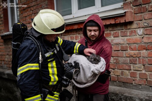 У Хмельницькому під час пожежі врятували літнього чоловіка і не тільки