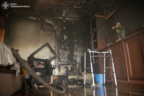 У Хмельницькому під час пожежі врятували літнього чоловіка і не тільки