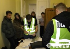 Працівник суду здійснював незаконні оборудки в сусідній із Хмельниччиною області