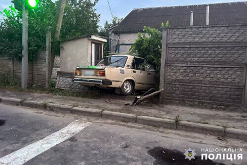 Доїхав лише до паркану: 17-річний викрав автівку у Хмельницькому