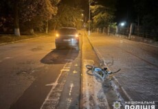 На Хмельниччині водійка збила 7-річного хлопчика, який переїжджав дорогу на велосипеді по пішохідному переході