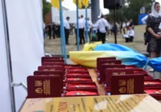 У День Пам’яті Захисників України в Шепетівці родини загиблих отримали посмертні відзнаки