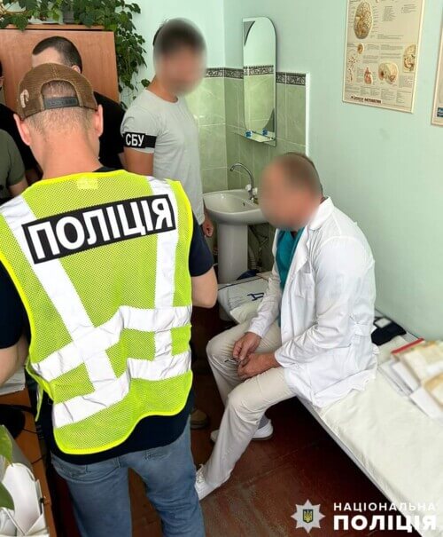 У медика поліція знайшла майже 90 тисяч доларів: як заробляв невропатолог у сусідній із Хмельниччиною області