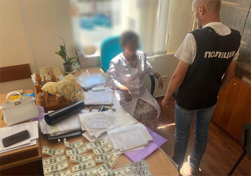 У сусідній із Хмельниччиною області поліція затримала медпрацівницю