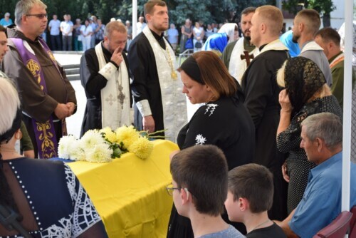 Маючи бронь, він пішов воювати: у Шепетівці попрощалися із загиблим Захисником