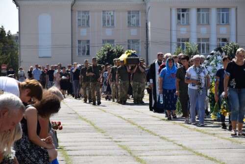 Маючи бронь, він пішов воювати: у Шепетівці попрощалися із загиблим Захисником
