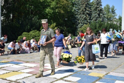 Маючи бронь, він пішов воювати: у Шепетівці попрощалися із загиблим Захисником