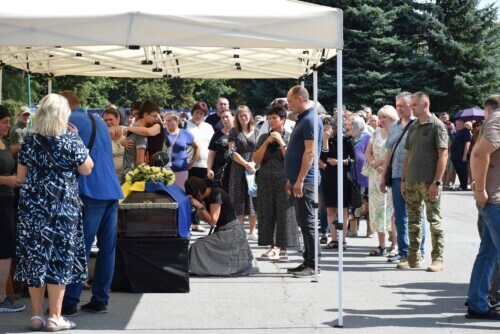 Маючи бронь, він пішов воювати: у Шепетівці попрощалися із загиблим Захисником