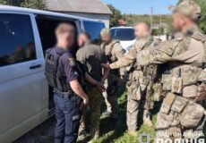 Чоловік у військовій формі серед білого дня розстріляв людей у селі: трагедія у сусідній із Хмельниччиною області