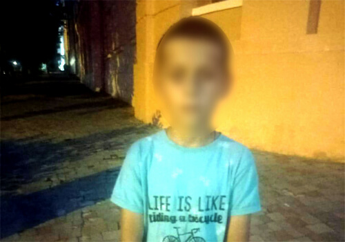 На Хмельниччині хлопчик грався у дворі, але згодом вийшов на дорогу та зник