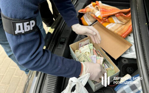 Жінка намагалася підкупити слідчого Територіального управління ДБР у Хмельницькому, аби допомогти дезертирам