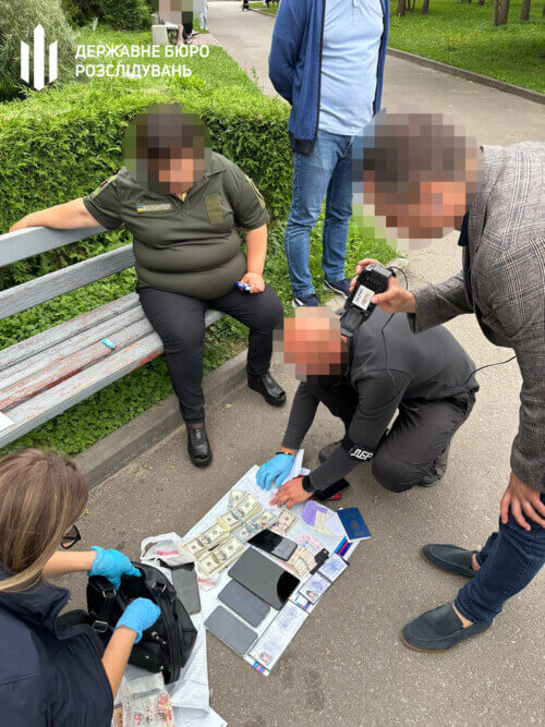 Жінка намагалася підкупити слідчого Територіального управління ДБР у Хмельницькому, аби допомогти дезертирам