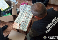 Фіктивна інвалідність за 10000 доларів: на Хмельниччині викрили організатора незаконної оборудки