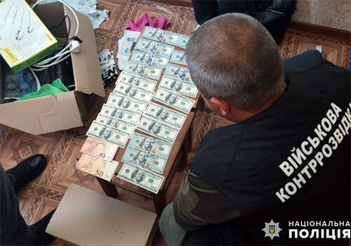 Фіктивна інвалідність за 10000 доларів: на Хмельниччині викрили організатора незаконної оборудки