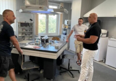 Учасник бойових дій із Хмельницького відкрив майстерню з виготовлення зубних протезів