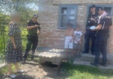 Мати посадила малолітнього сина на ланцюг: виховання дитини у сусідній із Хмельниччиною області
