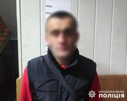 На Хмельниччині троє дітей стали свідками, як співмешканець ображав їх матір