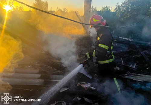 У Шепетівці внаслідок пожежі знищено перекриття житлового будинку