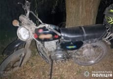 На Хмельниччині 13-річний водій разом із малолітньою пасажиркою опинилися у кюветі