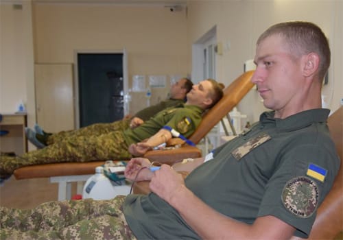 На Хмельниччині нацгвардійці здали кров для поранених побратимів
