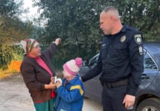 На Шепетівщині жінка привела у поліцію хлопчика, який був на зупинці без батьків