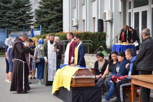У Шепетівці прощались із 51-річним загиблим солдатом Юрієм Кузьминчуком