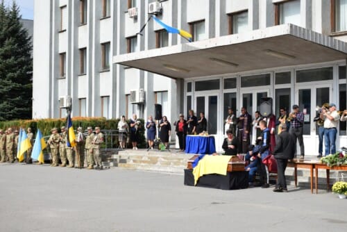 У Шепетівці прощались із 51-річним загиблим солдатом Юрієм Кузьминчуком