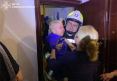 Сам удома: на Хмельниччині рятувальники визволили малюка із квартири