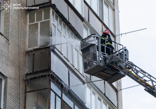 На Хмельниччині випадкові свідки помітили чорний дим із балкону