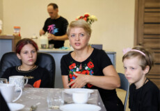 На Хмельниччині дружня родина взяла двох дівчаток