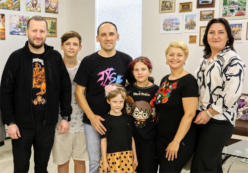 На Хмельниччині дружня родина взяла двох дівчаток