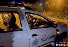На Хмельниччині чоловік розстріляв два службових авто та поранив поліцейського і цивільного