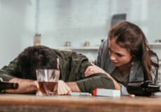 Як допомогти близькій людині, яка відмовляється лікуватися від алкоголізму?