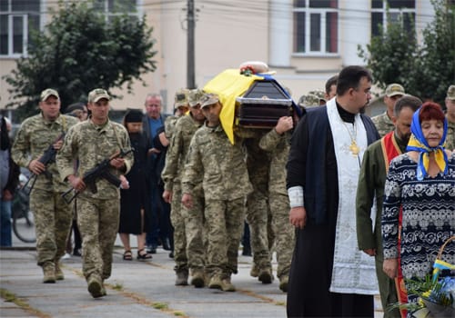 Люблячий син та дбайливий батько: Шепетівка прощалася із захисником