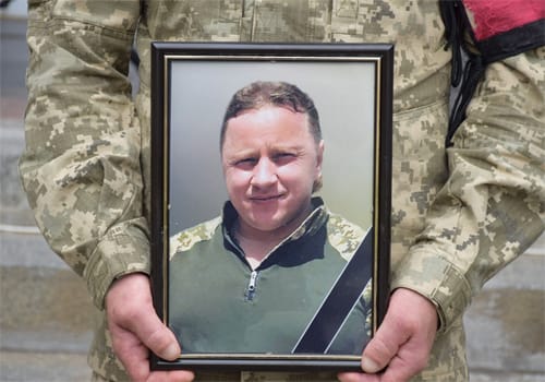 Люблячий син та дбайливий батько: Шепетівка прощалася із захисником