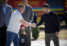 Президент Зеленський особисто потис руку вчителю із Хмельниччини, який врятував підлітків