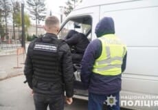 Під виглядом водіїв підприємець-перевізник переправив за кордон 13 військовозобов’язаних: інцидент у сусідній із Хмельничичною області