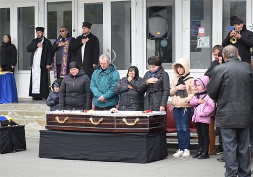 У Шепетівці прощалися зі старшим солдатом Сергієм Скаржинцем: він помер на руках своїх побратимів