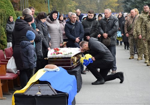 У Шепетівці прощалися зі старшим солдатом Сергієм Скаржинцем: він помер на руках своїх побратимів