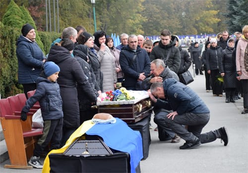У Шепетівці прощалися зі старшим солдатом Сергієм Скаржинцем: він помер на руках своїх побратимів