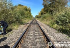 У сусідній із Хмельниччиною області на коліях виявили тіло чоловіка: шукають свідків події