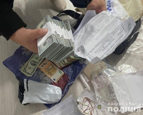 У сусідній із Хмельниччиною області лікарка видавала підроблені результати МРТ: у неї знайшли понад 4,4 млн грн