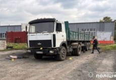 У Хмельницькому водій наїхав на чоловіка, який допомагав проводити зчеплення тягача з причепом