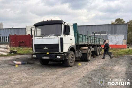 У Хмельницькому водій наїхав на чоловіка, який допомагав проводити зчеплення тягача з причепом