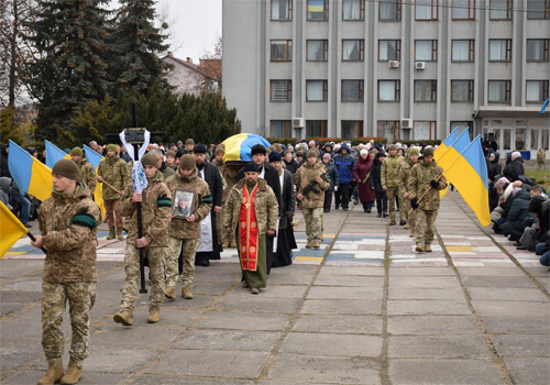 Нескінченний лік гірких втрат: у Шепетівці попрощалися із 51-річним сержантом