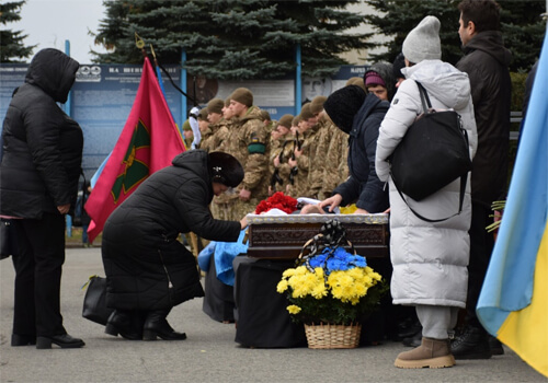 Нескінченний лік гірких втрат: у Шепетівці попрощалися із 51-річним сержантом